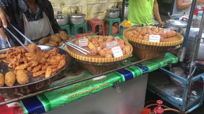 Da läuft einem doch das Wasser im Munde zusammen! Verkauf von Spezialitäten in Bangkok (Thailand)