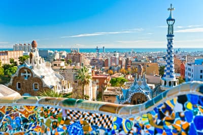 In der katalonischen Hauptstadt Barcelona trifft kreatives Design auf kulinarische Vielfalt. Park Güell in Barcelona (Spanien)