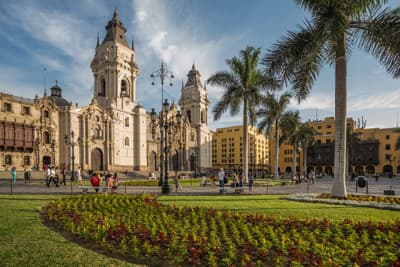 Ein Geheimtipp für Food Lovers: Lima in Peru Kathedrale von Lima (Peru) auf dem Hauptplatz der Stadt