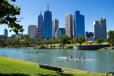 Die tausenden Restaurants, Food Courts und Food Markets in Melbourne lassen die Herzen von Feinschmeckern höher schlagen. Skyline von Melbourne (Australien)