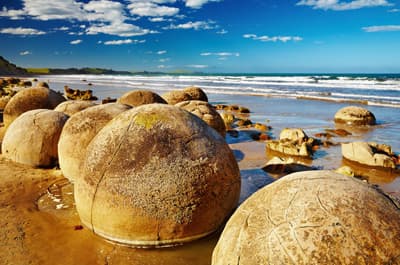 Berühmte Steine am Strand Neuseelands: Die Moeraki Boulders Die Moeraki Boulders auf der Südinsel Neuseelands