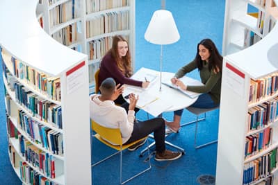 Von Kunstaktionen bis Partys - das Campusleben in Großbritannien kann sich sehen lassen. Bibliothek der University of South Wales