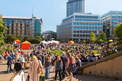 Manche Universitäten bieten Food-Festivals auf dem Campus an. Food-Festival an der Sheffield Hallam University.