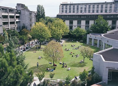 Campus der University of Canterbury Unigebäude und Wiese mit Studenten