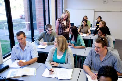 Typischer Seminarraum in Neuseeland Studenten an Tischen im Seminarraum