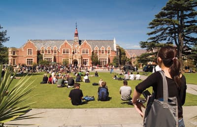 Bibliothek mit Charme: die Ivey Hall der Lincoln University Studierende vor der Ivey Hall der Lincoln University (Neuseeland)