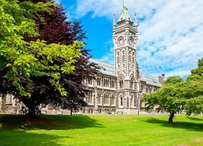 Eines der prachtvollsten Gebäude der University of Otago Grüner Campus der University of Otago