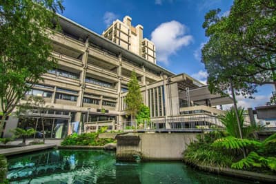 Die University of Canterbury in Christchurch, Neuseeland Bibliotheksgebäude der University of Canterbury mit See und Pflanzen
