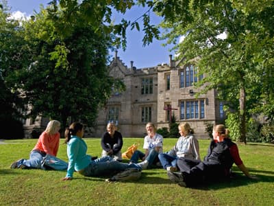Die Student Ambassadors kennen die Probleme mit denen Studenten zu Beginn des Semesters konfrontiert werden. Campus der Sheffield Hallam University.