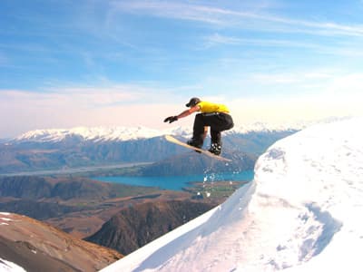 Die Students' Association informiert über ihr Angebot wie zum Beispiel Snowboarding Snowboarder der University of Canterbury