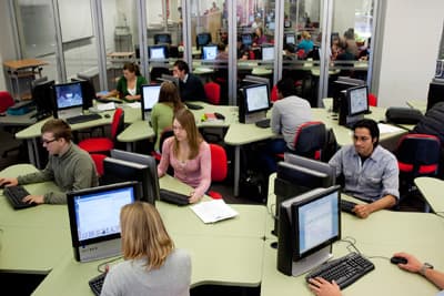 Computerraum der Lincoln University Studenten arbeiten an Computern