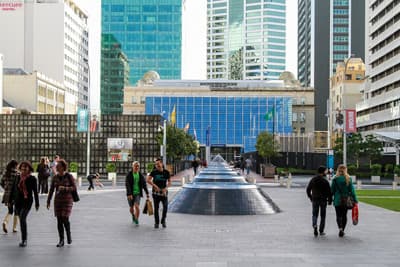 Britomart in Auckland Stadtansicht mit Hochhäusern und flanierenden Menschen