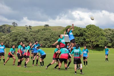 Ein Rugbymatch Studierende spielen Rugby im Park