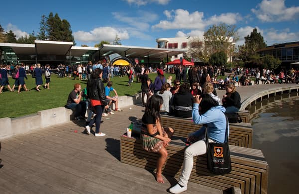 International hoch angesehen: die School of Law der University of Waikato Blick auf den Campus der University of Waikato (Neuseeland)