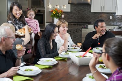 In Neuseeland isst man gern zusammen Familie beim Essen am Tisch