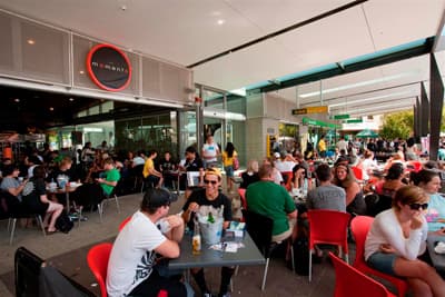 Studenten sitzen in einem Foodcourt
